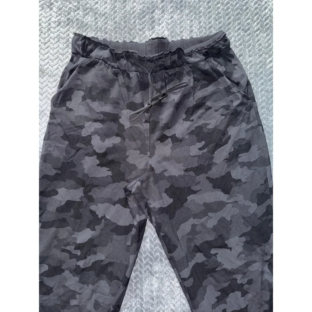 Lululemon‎ Women's Stretch HR Jogger Color Black Camouflage Size 10